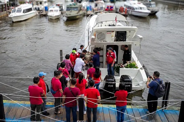 naik kapal pelrungan abu jenazah