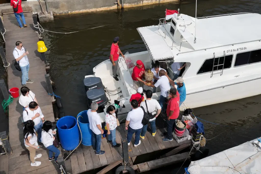 Pelarungan Abu Jenazah di Laut Jakarta dengan Private Boat saat naik boat proses pelarunagn abu jenazah
